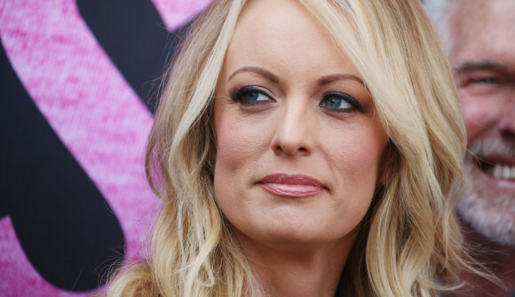 Stormy Daniels skilles for tredje gang